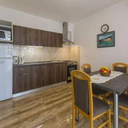 Apartman S Dvije Spavace Sobe 4 Osobe *