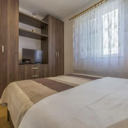 Daire S Dvije Spavace Sobe 4 Osobe *